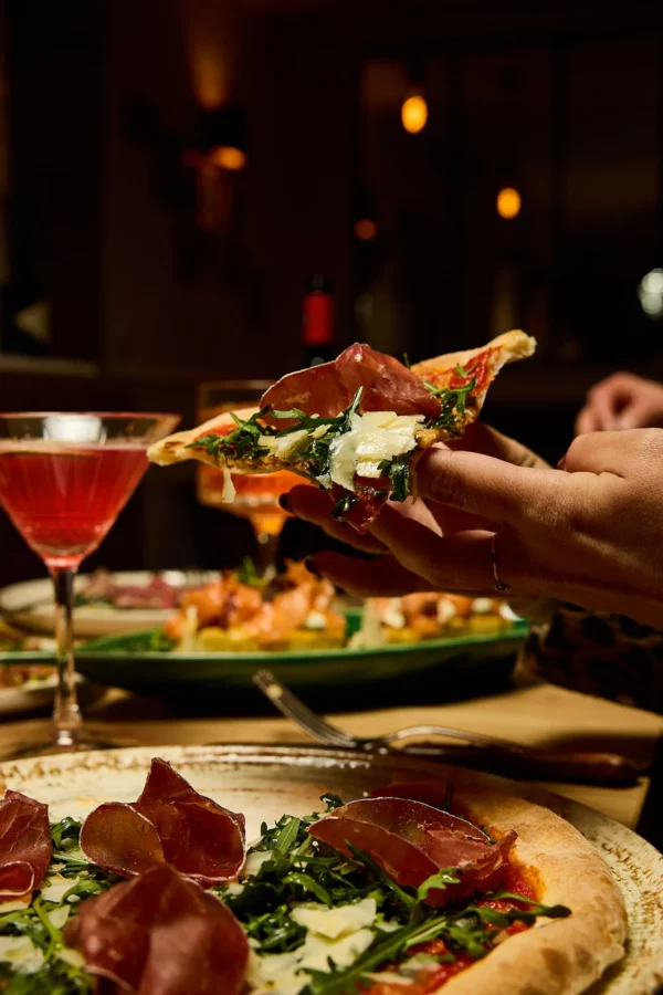 Ambiance restaurant in casa levallois perret Pizza parma servi dans le restaurant italien In Casa à Levallois