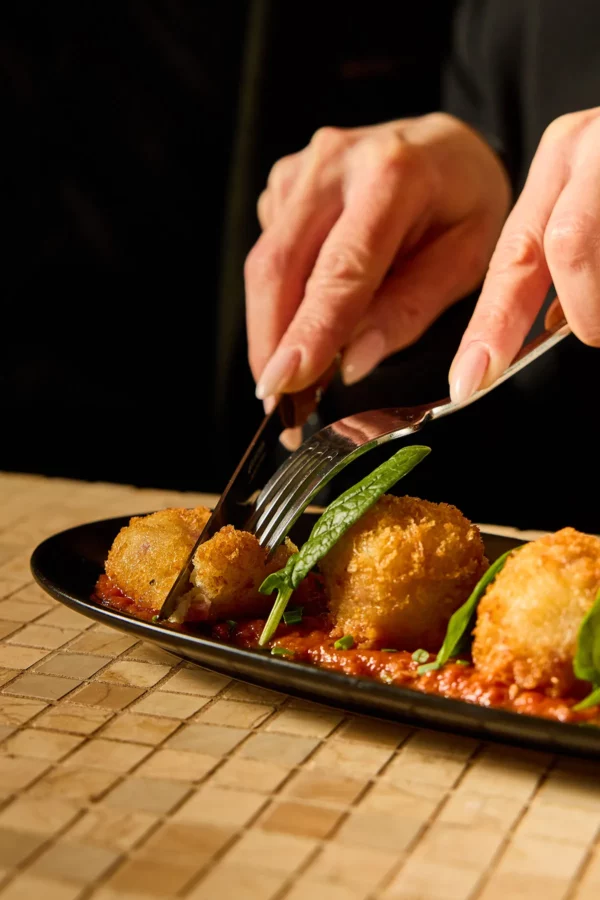 Arancini restaurant in casa levallois perret Arancini servi au restaurant italien In Casa à Levallois-Perret