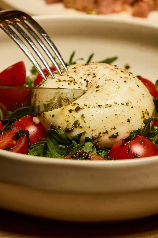Burrata pomodoro avec tomates fraîches servie au restaurant italien In Casa à Levallois-Perret
