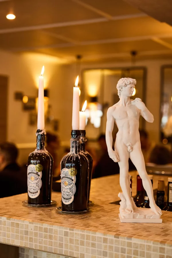 Décorations intérieur du restaurant in casa levallois-perret, bougies et statut de david