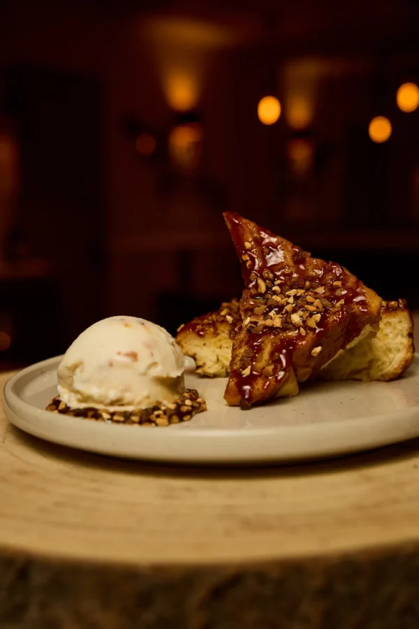 Pain perdu avec sa glace vanille et caramel beurre salé servi au restaurant in casa levallois perret