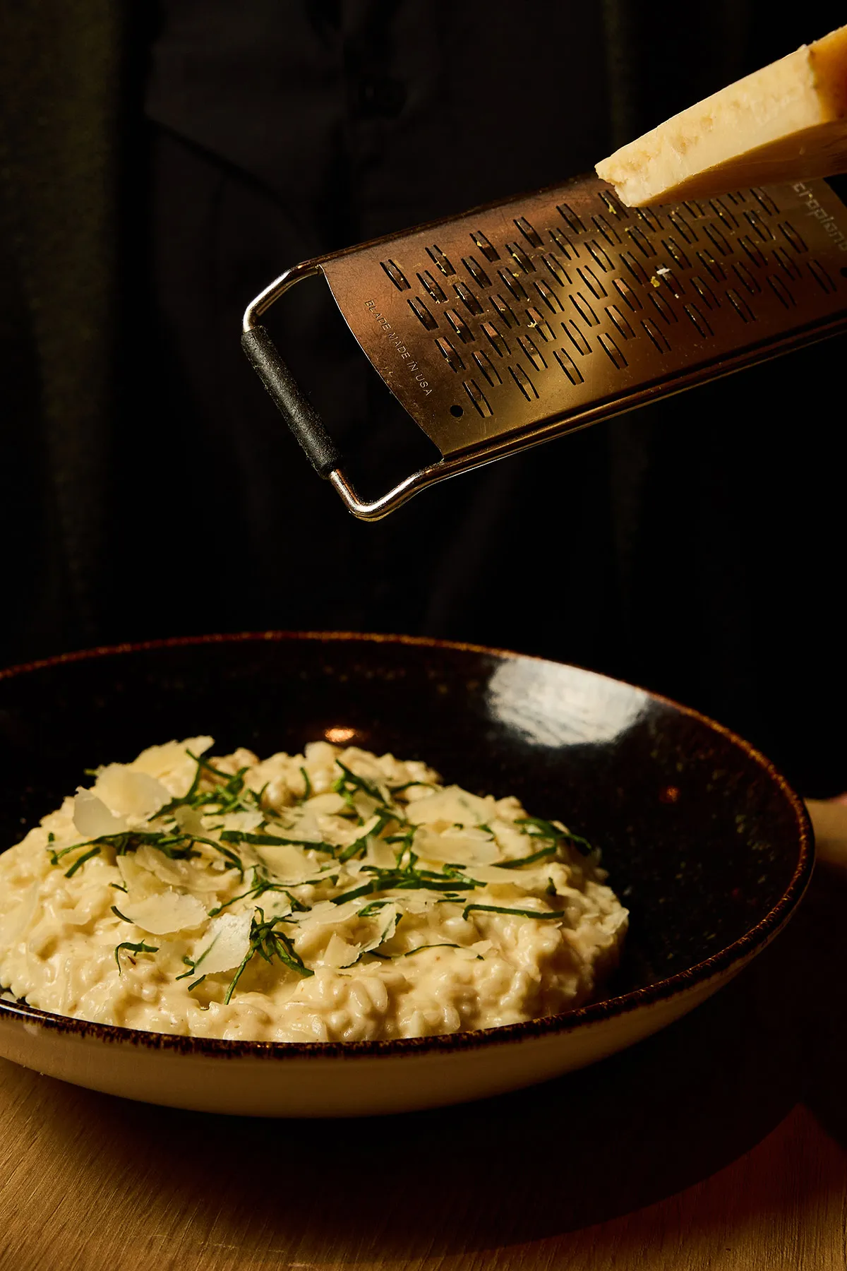 Risotto italien crémeux avec parmesan fraîchement râpé au restaurant In Casa à Levallois-Perret