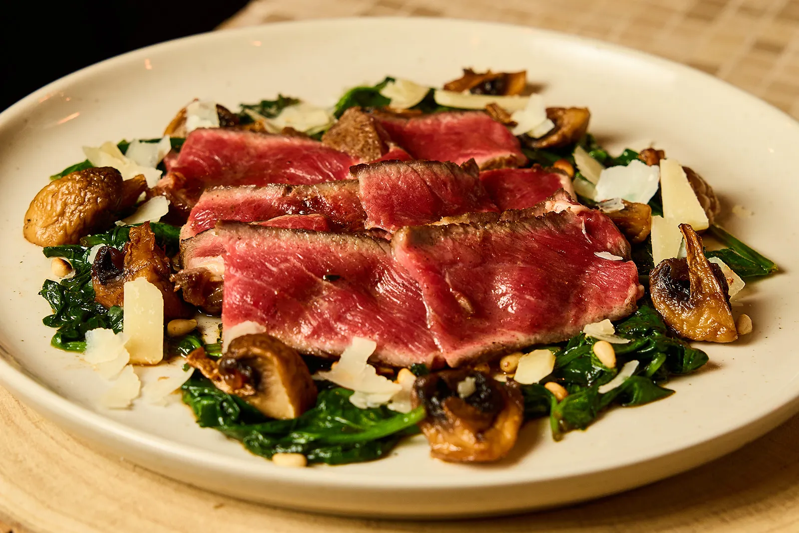 Tagliata de boeuf aux champignons et parmesan servie au restaurant italien In Casa à Levallois-Perret