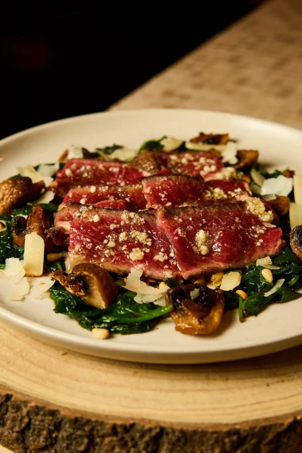 Tagliata de boeuf – Restaurant In Casa Levallois-Perret Tagliata de boeuf aux champignons et parmesan servie au restaurant italien In Casa à Levallois-Perret