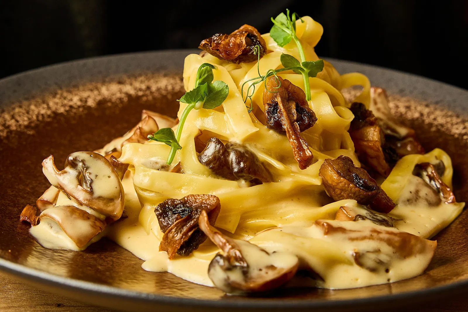 Plat de tagliatelles à la crème de truffe, champignons & parmesan, servies dans le restaurant In Casa à Levallois-Perret