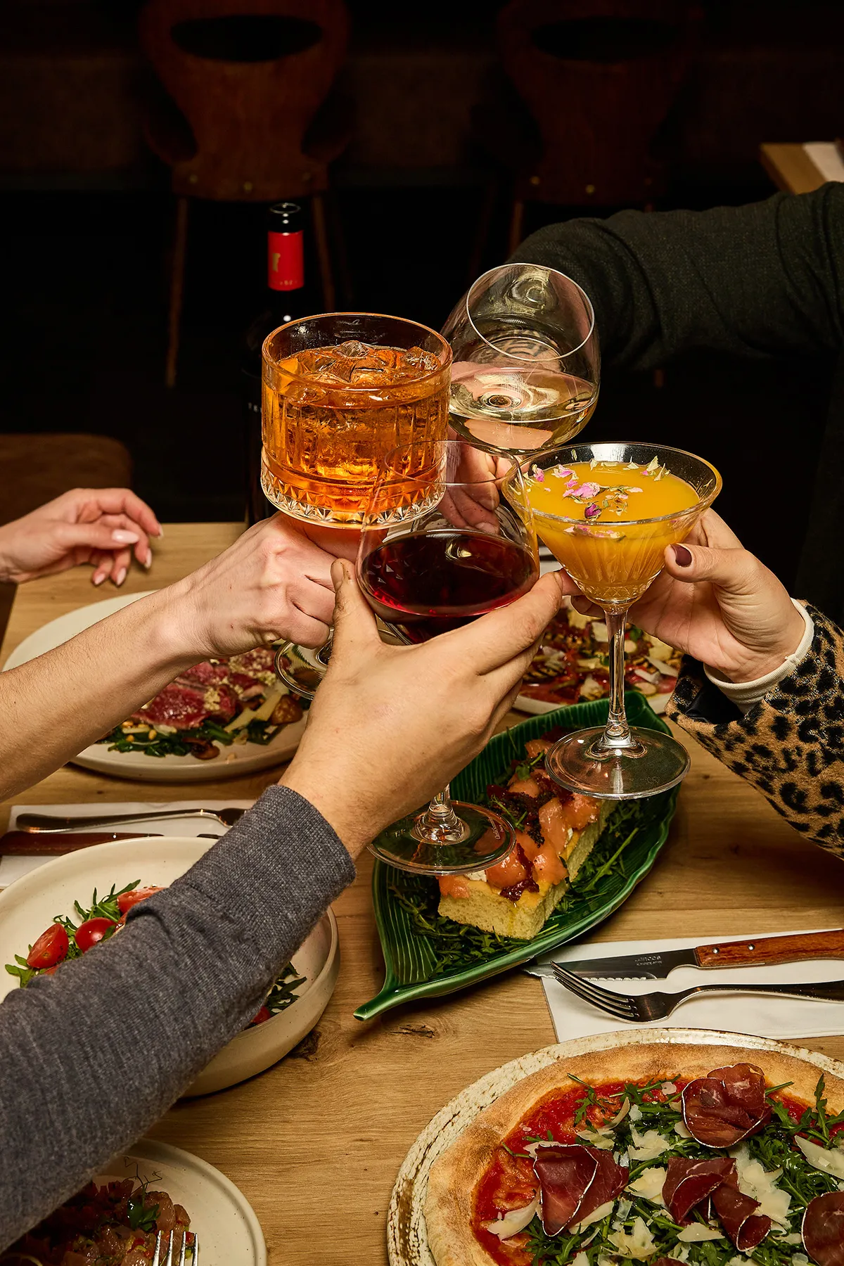 Ambiance conviviale avec plats italiens, vin et cocktails au restaurant In Casa à Levallois