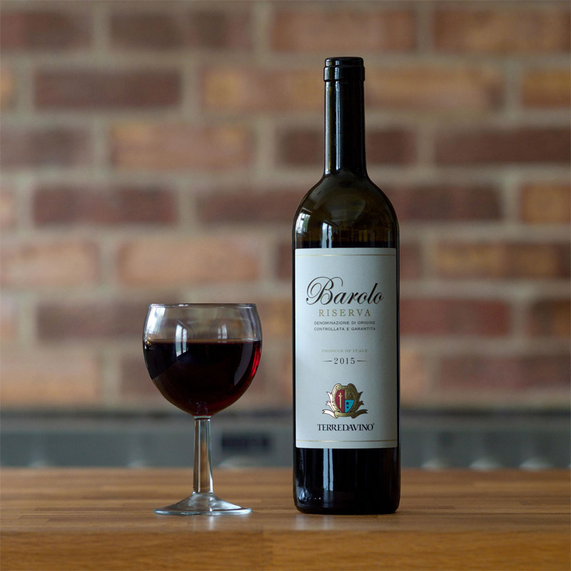 Vin rouge italien – In Casa Levallois-Perret Bouteille de vin rouge accompagnée d’un verre servi dans le restaurant In Casa à Levallois-Perret