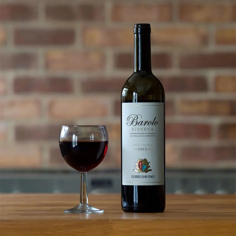 Vin rouge italien – In Casa Levallois-Perret Bouteille de vin rouge accompagnée d’un verre servi dans le restaurant In Casa à Levallois-Perret