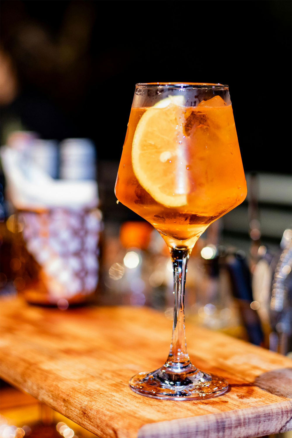 Spritz italien – Apéritif maison – In Casa Levallois Verre de Spritz servi en apéritif dans le restaurant italien In Casa à Levallois-Perret