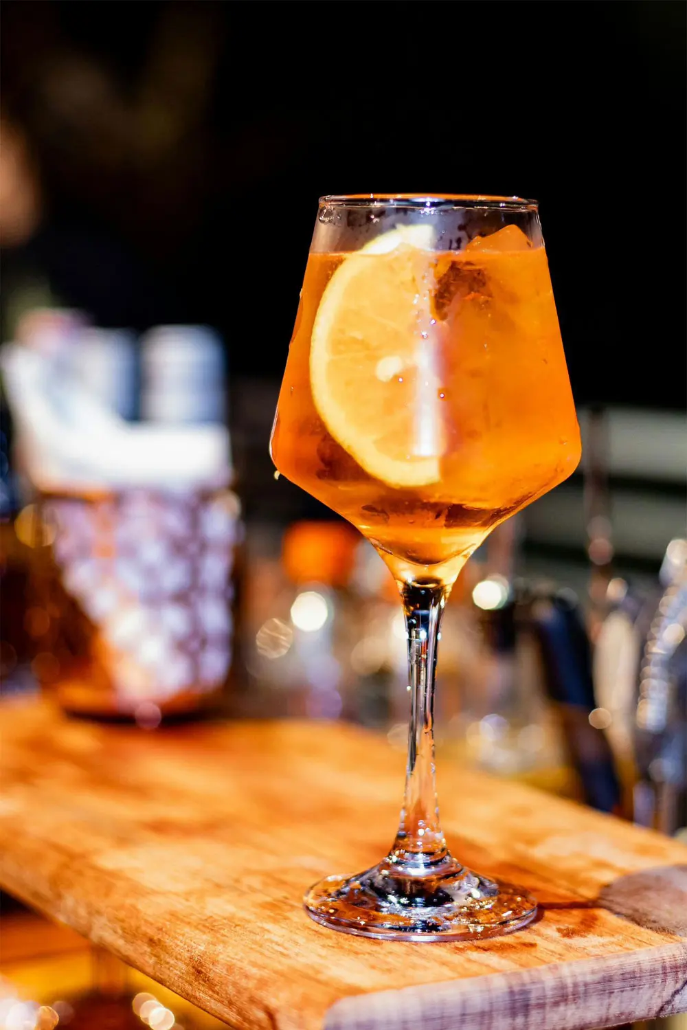 Spritz italien – Apéritif maison – In Casa Levallois Verre de Spritz servi en apéritif dans le restaurant italien In Casa à Levallois-Perret